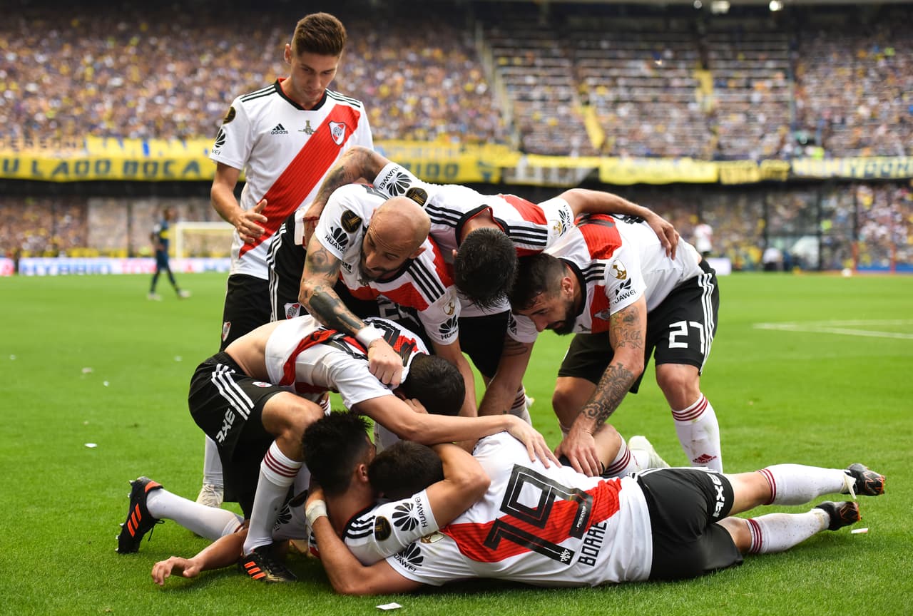 BUENOS AIRES, ARGENTINA - NOVEMBER 11: Players of River Plate celebrate after Carlos Izquierdoz of Boca Juniors scored an own goal during the first leg match between Boca Juniors and River Plate as part of the Finals of Copa CONMEBOL Libertadores 2018 at Estadio Alberto J. Armando on November 11, 2018 in Buenos Aires, Argentina. The match was due to be played on November 10th and was rescheduled due to heavy storms in Buenos Aires. (Photo by Marcelo Endelli/Getty Images)