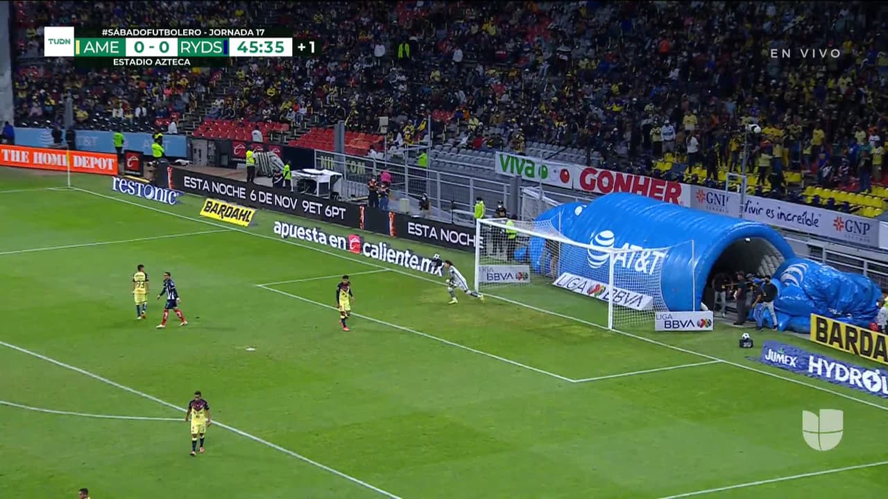 ¡TIRO ATAJADO! disparo por Maximiliano Meza.