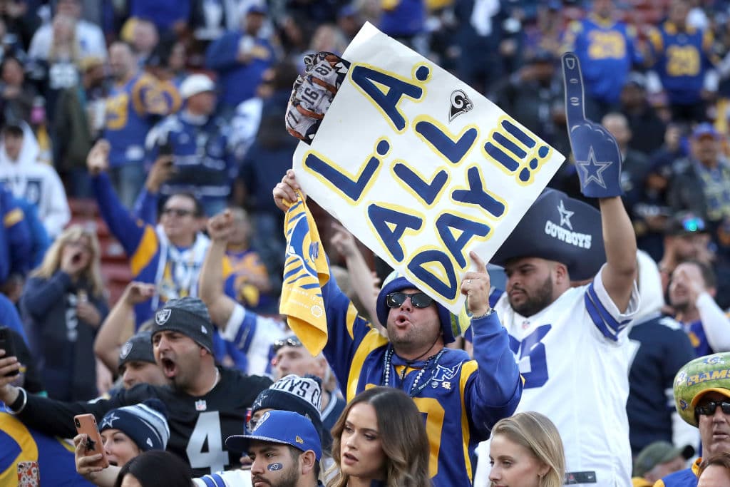 Los fanáticos de Los Angeles Rams apoyando a su equipo contra Dallas Cowboys.