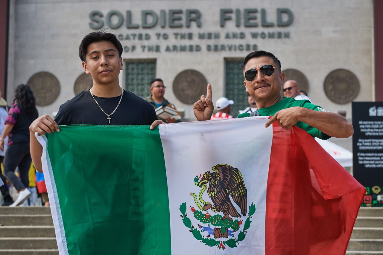 ¡Chicago se pintó tricolor! Miles de seguidores de la selección mexicana aparecieron en el Soldier Field para el duelo ante Ecuador y pese a la dura derrota ante Uruguay a media semana.