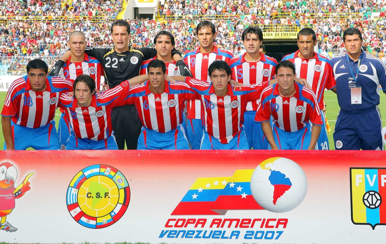 Sin embargo, Gerardo Martino no utilizó a Salvador Cabañas y en su lugar
<b>prefirió a Roque Santa Cruz y a Óscar "Tacuara" Cardozo.</b>