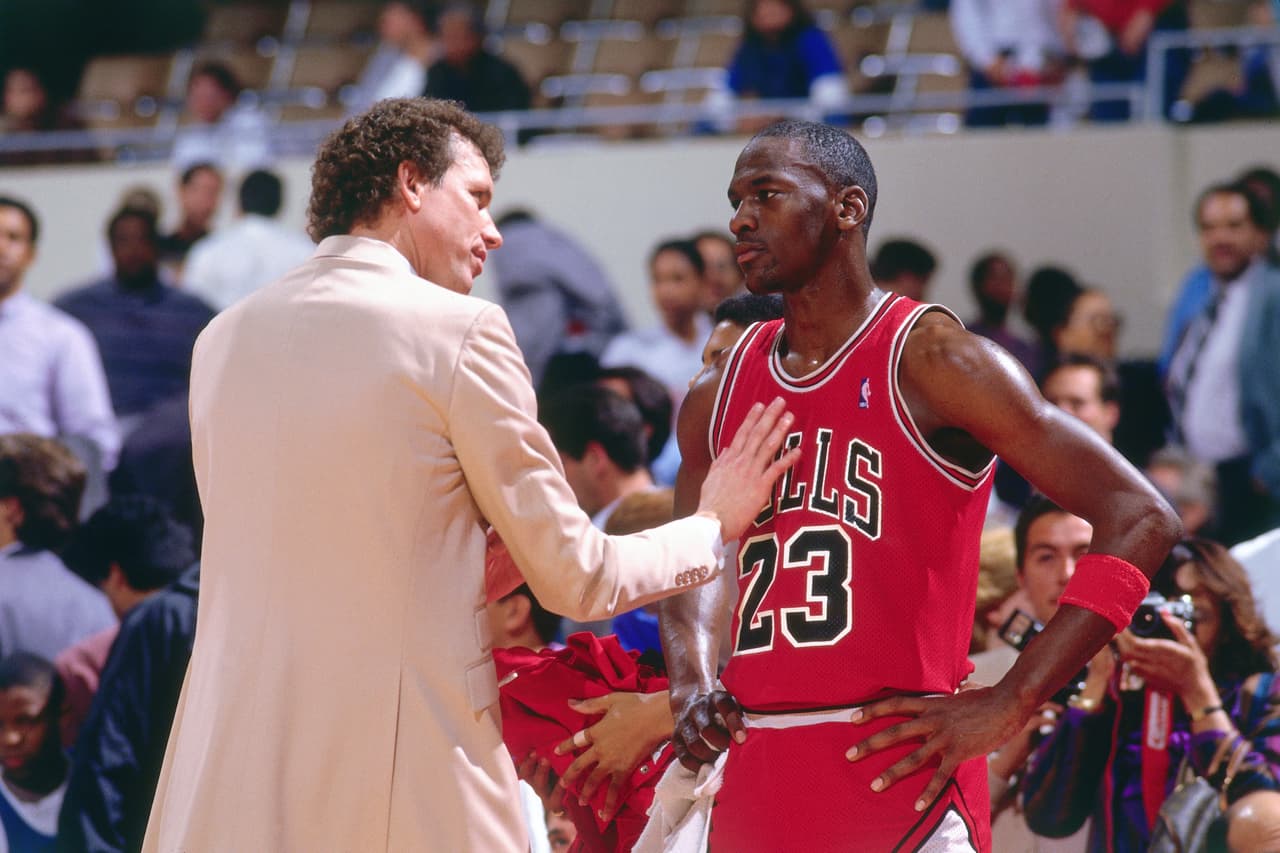 Entre 1986 y 1987 el turno fue para Michael Jordan con los Chicago Bulls. Fueron dos rachas superando los 40 puntos, la primera de ellas de nueve juegos y la segunda de cinco, con un partido de 56 unidades.
