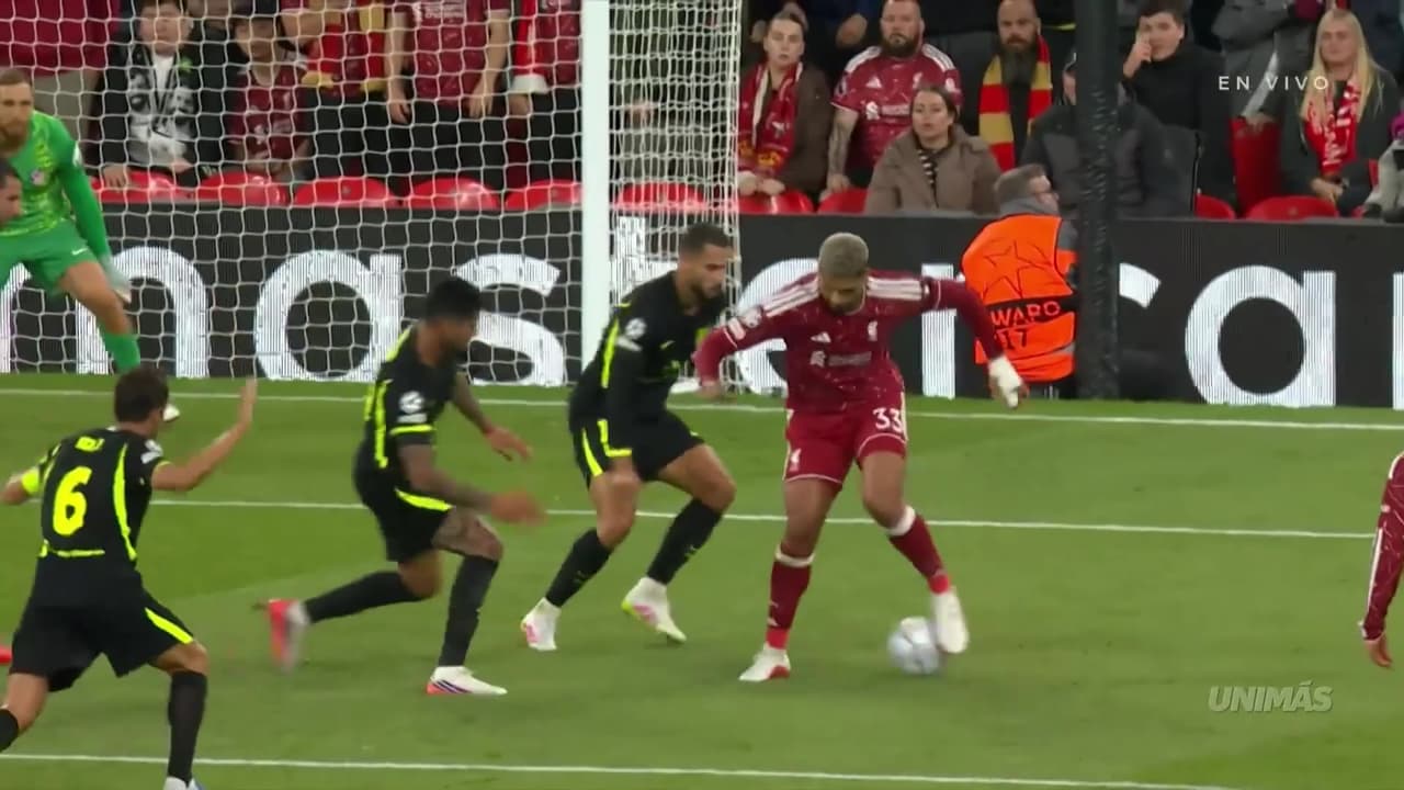 ¡Golazo del Liverpool! ¡Brutal asistencia de Araujo para el 1-1!