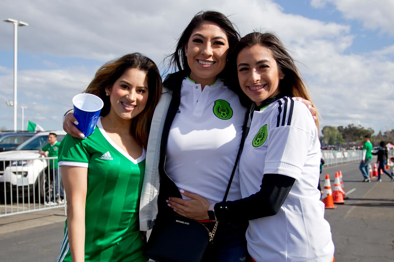 La belleza de las fanáticas mexicanas se hizo presente en el partido amistoso contra Islandia en el Levi's Stadium, como preparación al compromiso del Mundial de Rusia 2018.