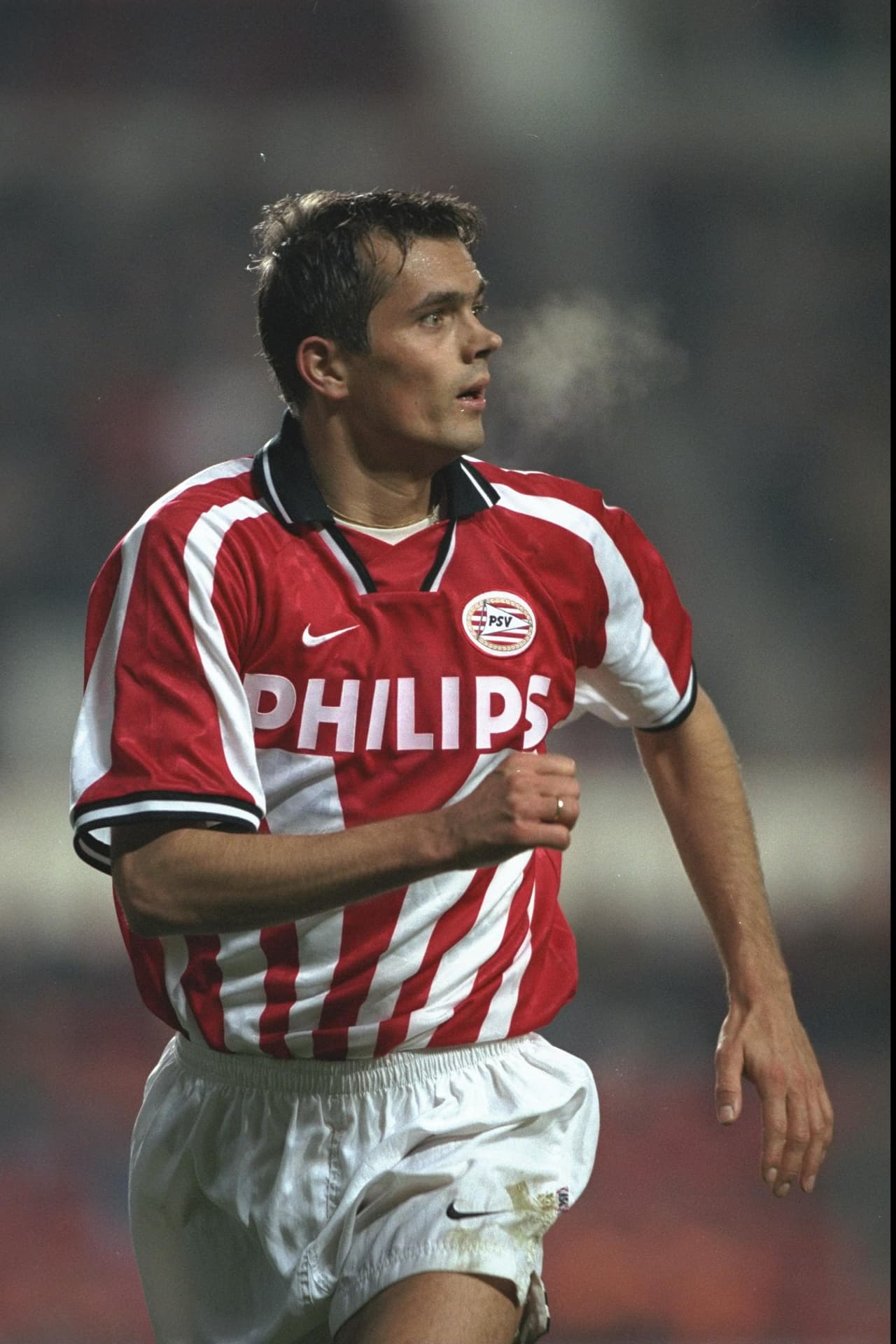 Cocu ganó una Eredivisie, una Copa de Holanda y dos Supercopas y tras ese paso exitoso fue pretendido por grandes como Real Madrid, Juventus y Lazio, aunque se decantó por Barcelona.