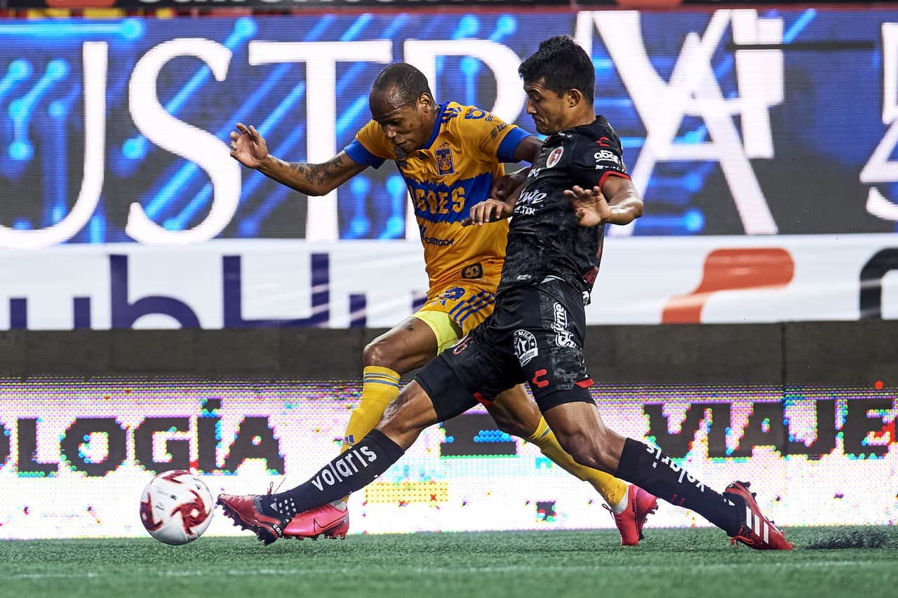 Tigres arranca con todo al ataque y Luis Quiñones aprovecha las bandas .
