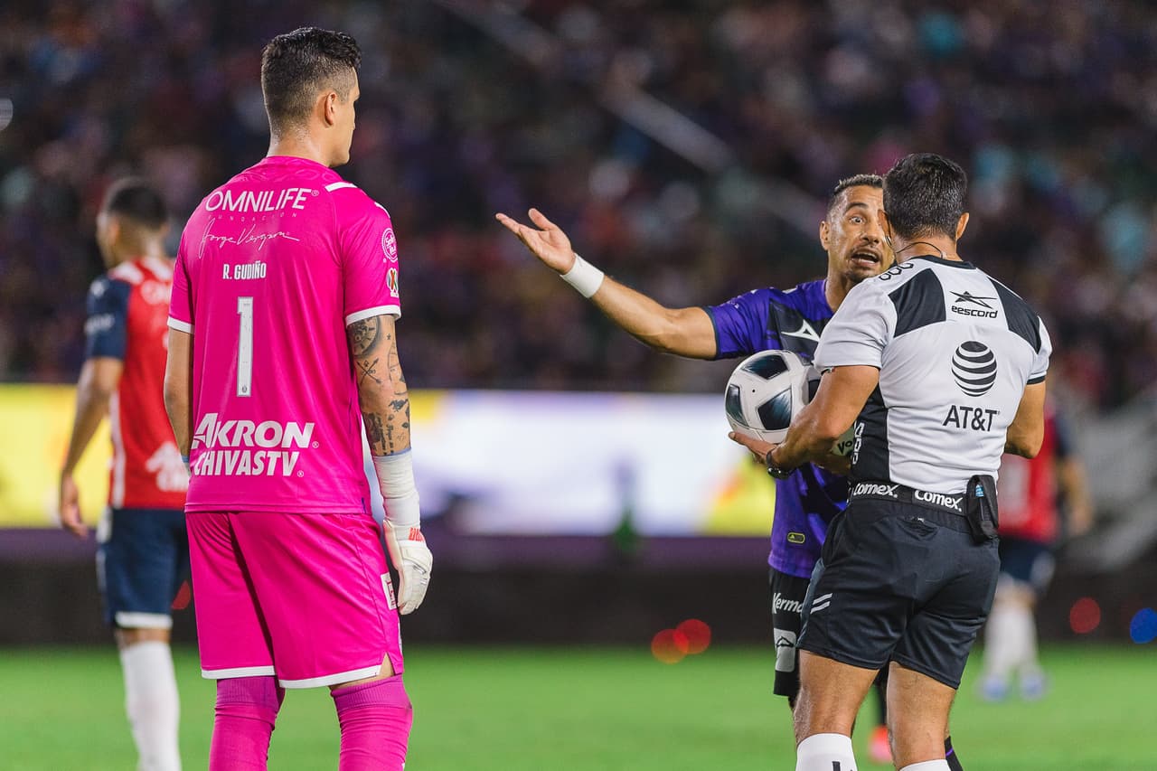 A la media hora de juego, Daniel Amador era derribado por Raúl Gudiño en el área y el árbitro marcaba penal.