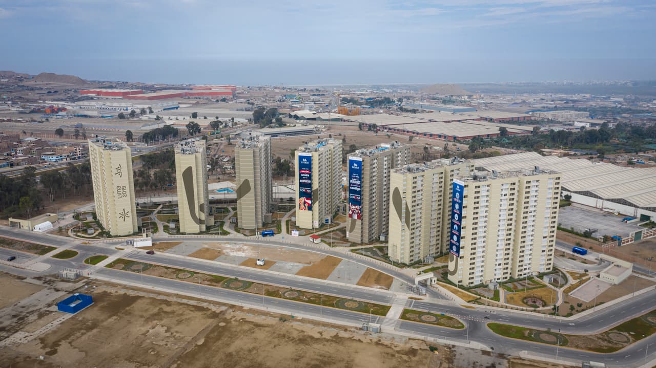 Hace menos de un año se disputaban competencias deportivas en Perú, estas torres albergaban a los deportistas y ahora están convertidos en hospitales de emergencia para pacientes con coronavirus.