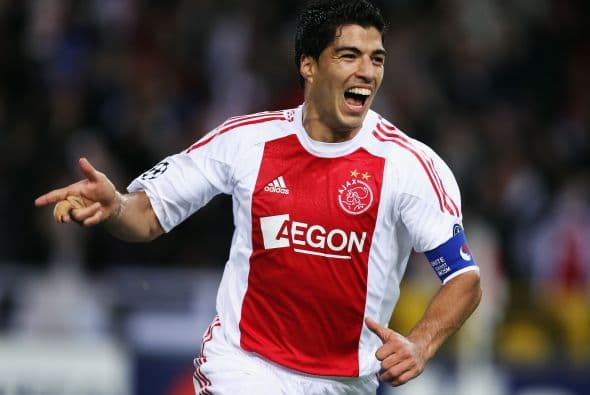 Al minuto 41, un atacante letal, Luis Suárez, puso otro gol en favor del cuadro 'Ajacied'. Ajax terminó imponiéndose por 2-1.
