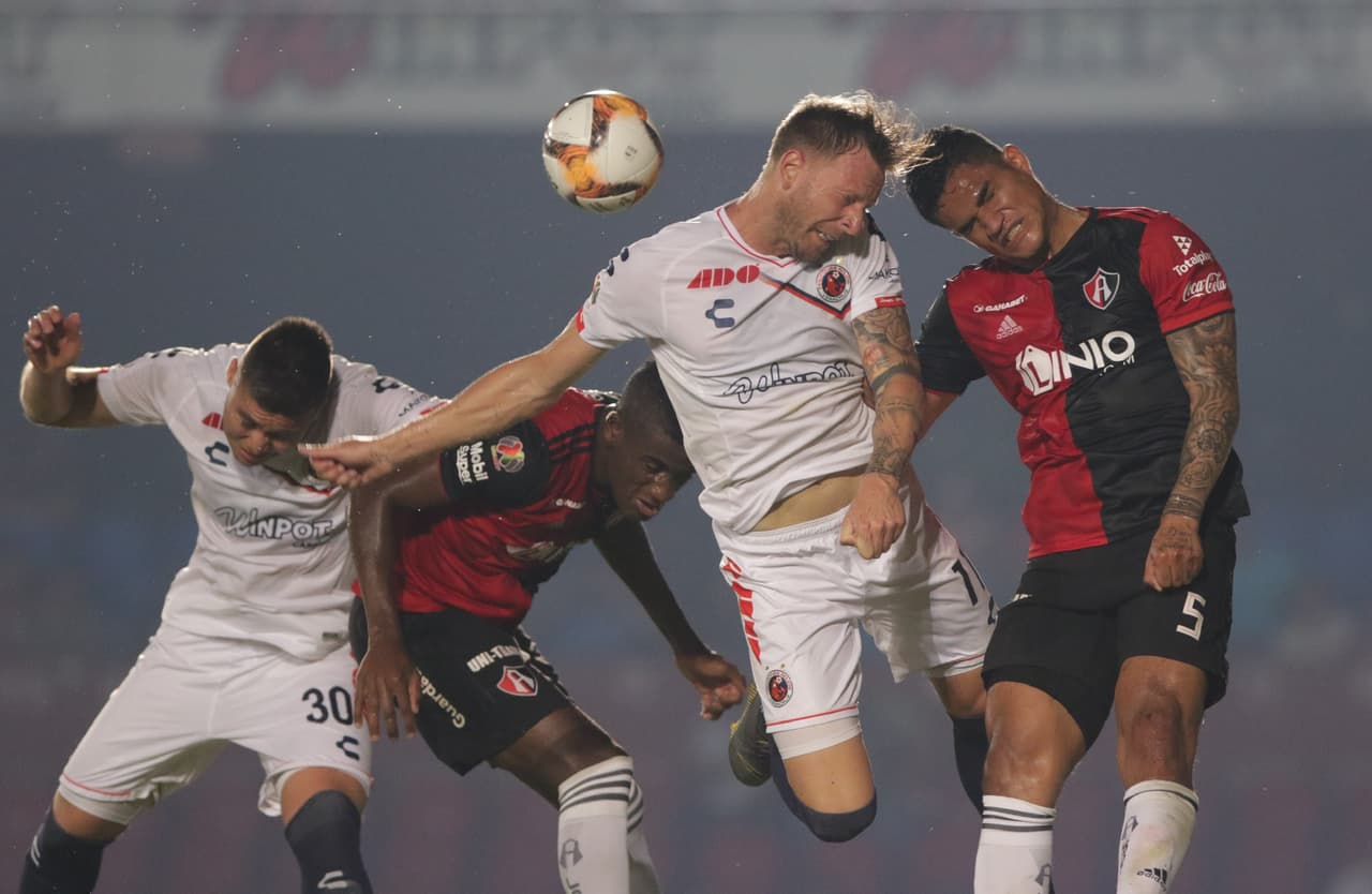 Por momentos el encuentro tuvo diversas jugadas a balón parado y no fue vía para que alguno encontrara la anotación.