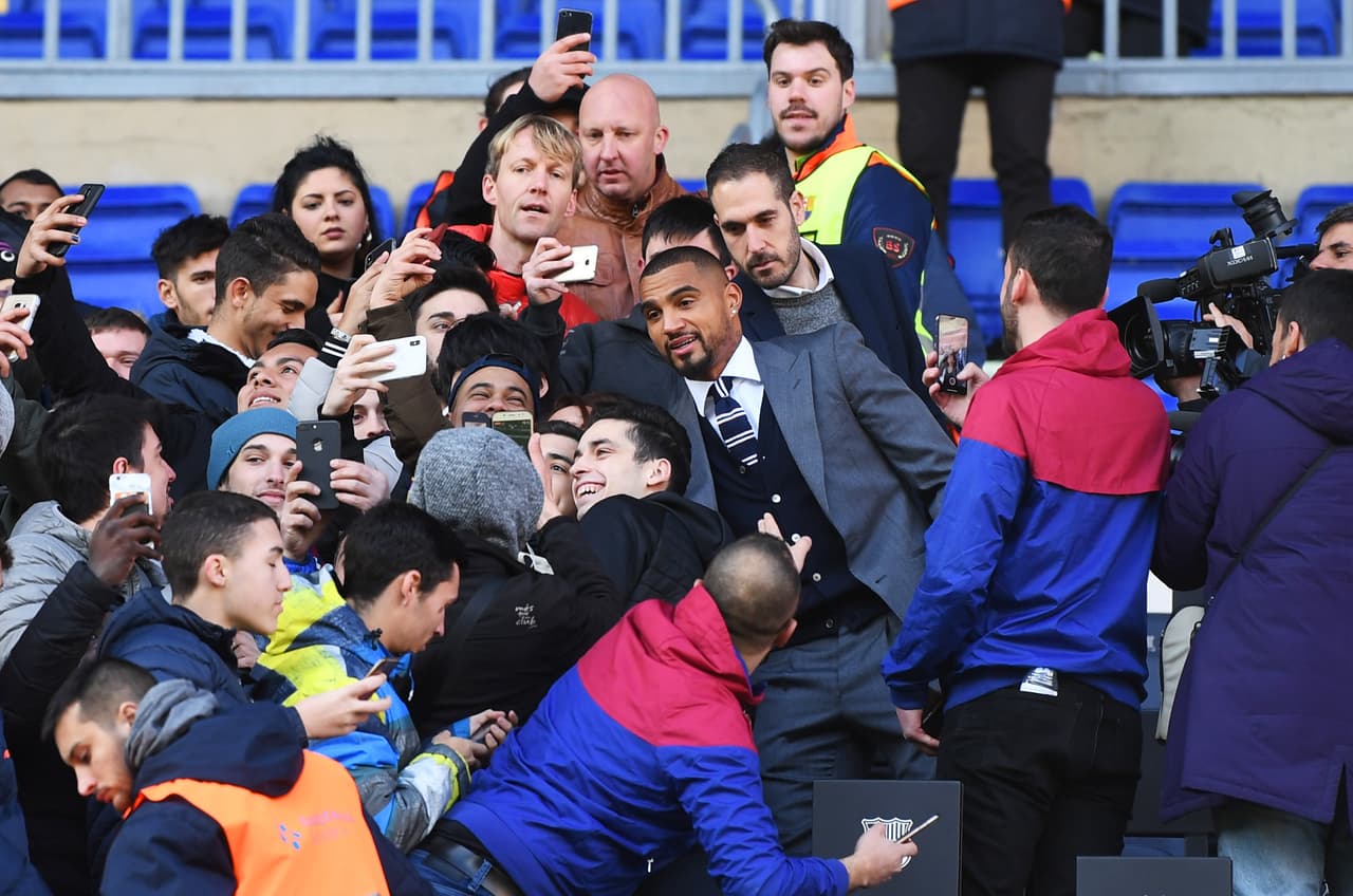 A su llegada al Camp Nou el atancante ghanés fue abordado por los fanáticos que asistieron a su presentación. Muchos de ellos esperaban una fotografía o un autógrafo.