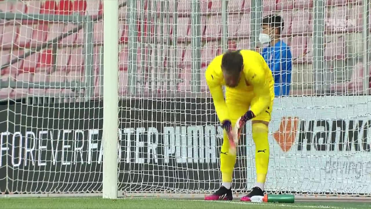 Arranca el partido y la pelota está en juego.