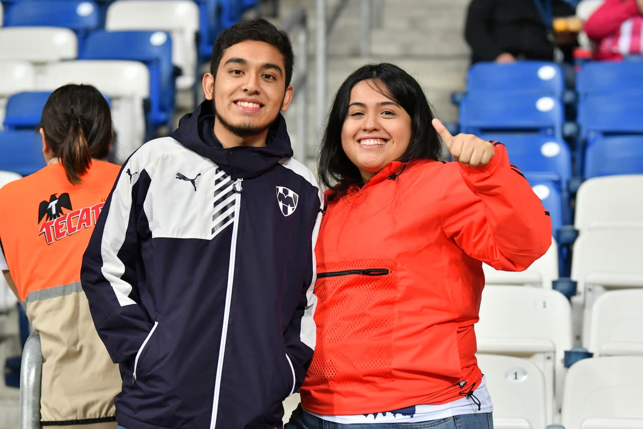 En las tribunas del Estadio BBVA Bancomer se vive la antesala al juego entre Rayados y Cruz Azul por la jornada 12 del Clausura 2019 de la Liga MX.