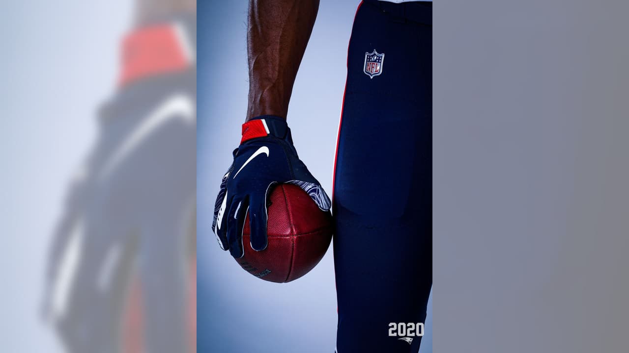 Los Patriots ya sin la presencia de Brady y en modo de reestructuración presentaron su nueva indumentaria para la temporada 2020 en la NFL. El color azul es muy similar al modelo color rush y el blanco es una adaptación combinando con las licras azules.