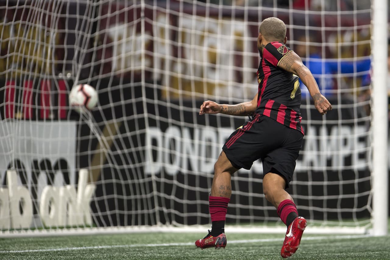 Martínez definió de manera espectacular, en potente tiro al ángulo que fue imposible para Barovero siquiera intentar desviar.