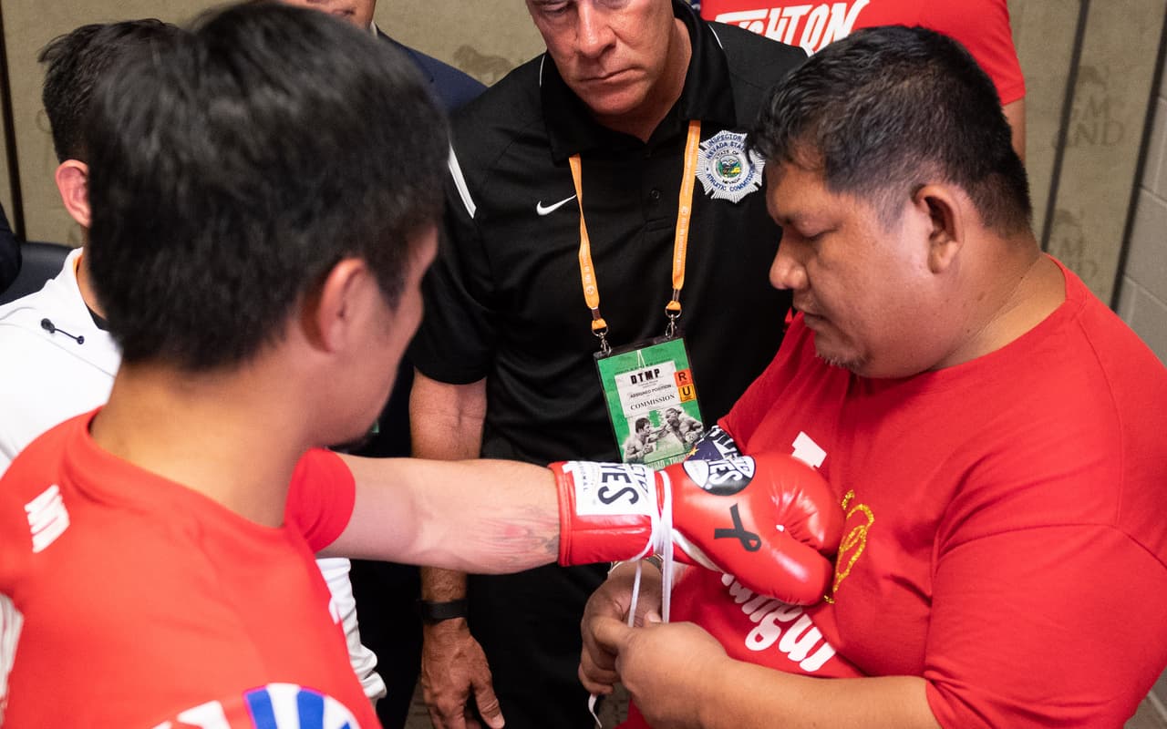 A sus 40 años, Pacquiao calló bocas con un tremendo despliegue de fortaleza y rapidez. Thurman cayó en el primer round y entregó su cetro wélter AMB al filipino.