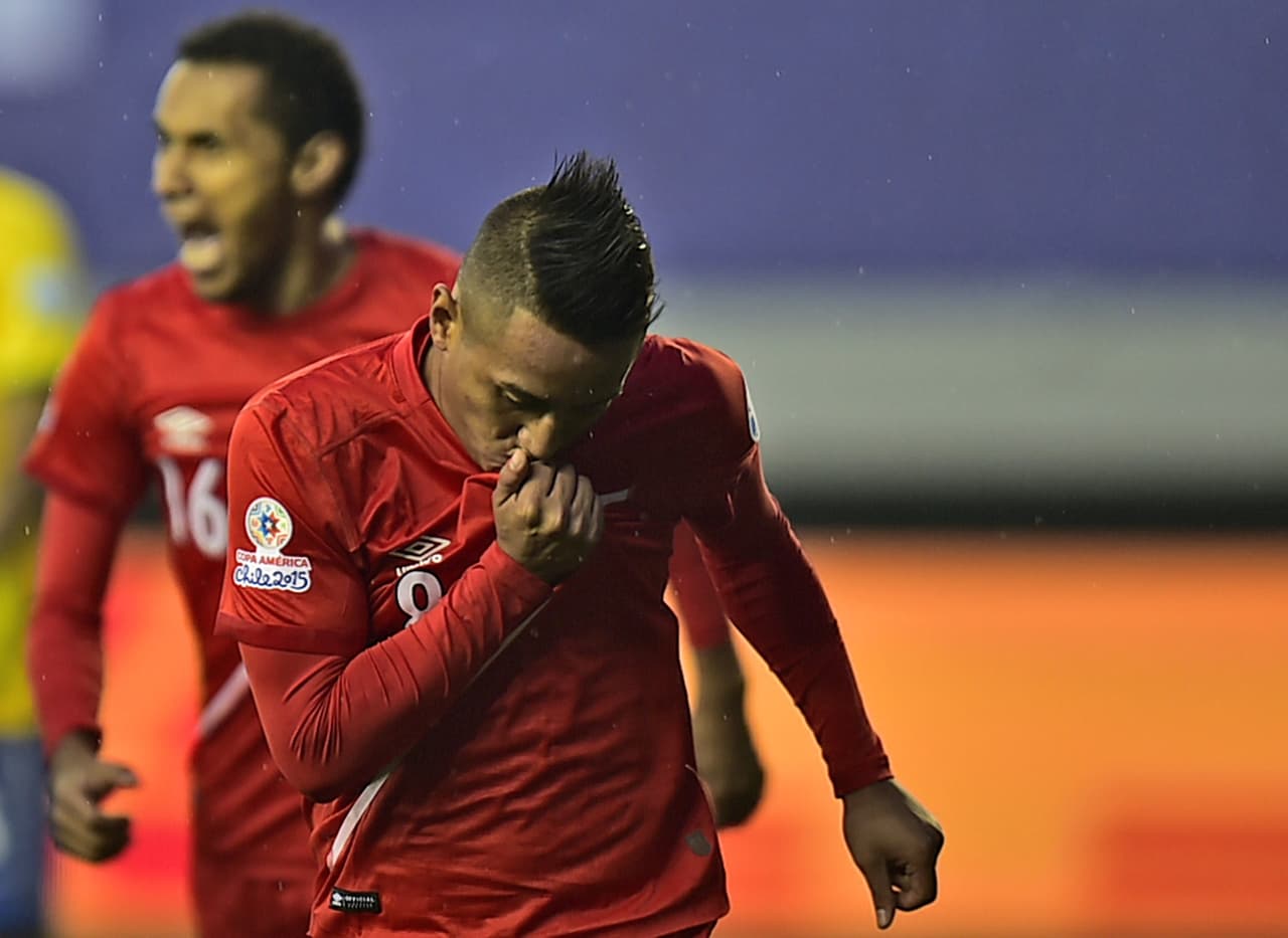 Cuevas aprovechó un error de David Luiz y del portero Jefferson para adelantar a Perú.