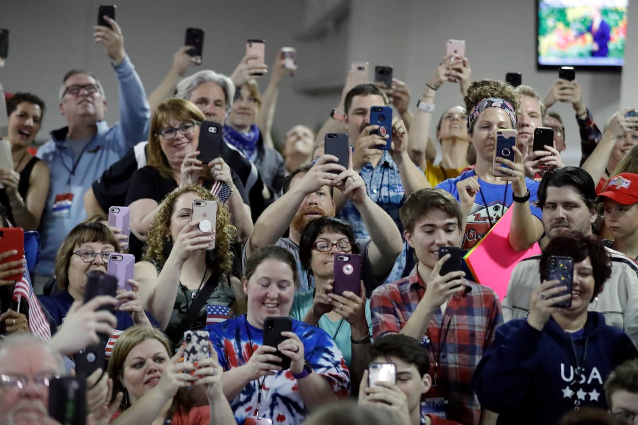 Los seguidores presentes en el templo del automovilismo siguieron las indicaciones de Ton Hanks, uno de los personajes más populares en Estados Unidos.