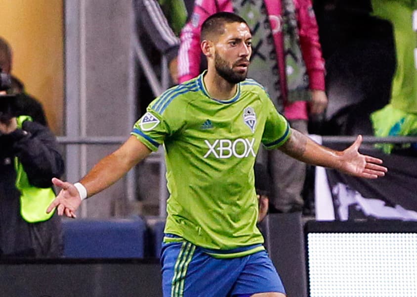 Clint Dempsey - $4.6 millones | El Capitán América es la cara más visible del fútbol en Estados Unidos. Además de su contrato con Seattle Sounders, Dempsey recibe una cantidad similar vínculos publicitarios con Degree for Men, Electronic Arts, Modelo, Mondelez International, Oberto, PepsiCo y Upper Deck.