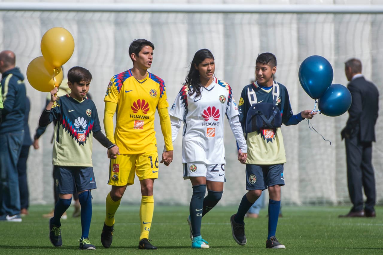 Las Águilas, tanto el equipo varonil y femenil, convivieron con los aficionados y se tomaron la foto oficial con ellos en el Estadio Azteca.