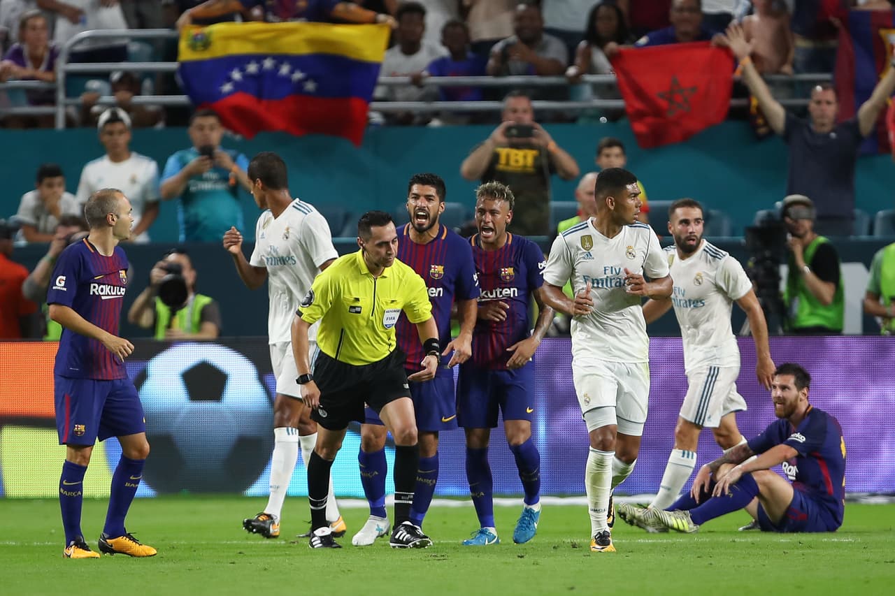 MIAMI GARDENS, FL - JULY 29: Luis Suarez of FC Barcelona and Neymar of FC Barcelona have a disagreement with Referee Jair Marrufo during the International Champions Cup 2017 match between Real Madrid and FC Barcelona at Hard Rock Stadium on July 29, 2017 in Miami Gardens, Florida. (Photo by Robbie Jay Barratt - AMA/Getty Images)