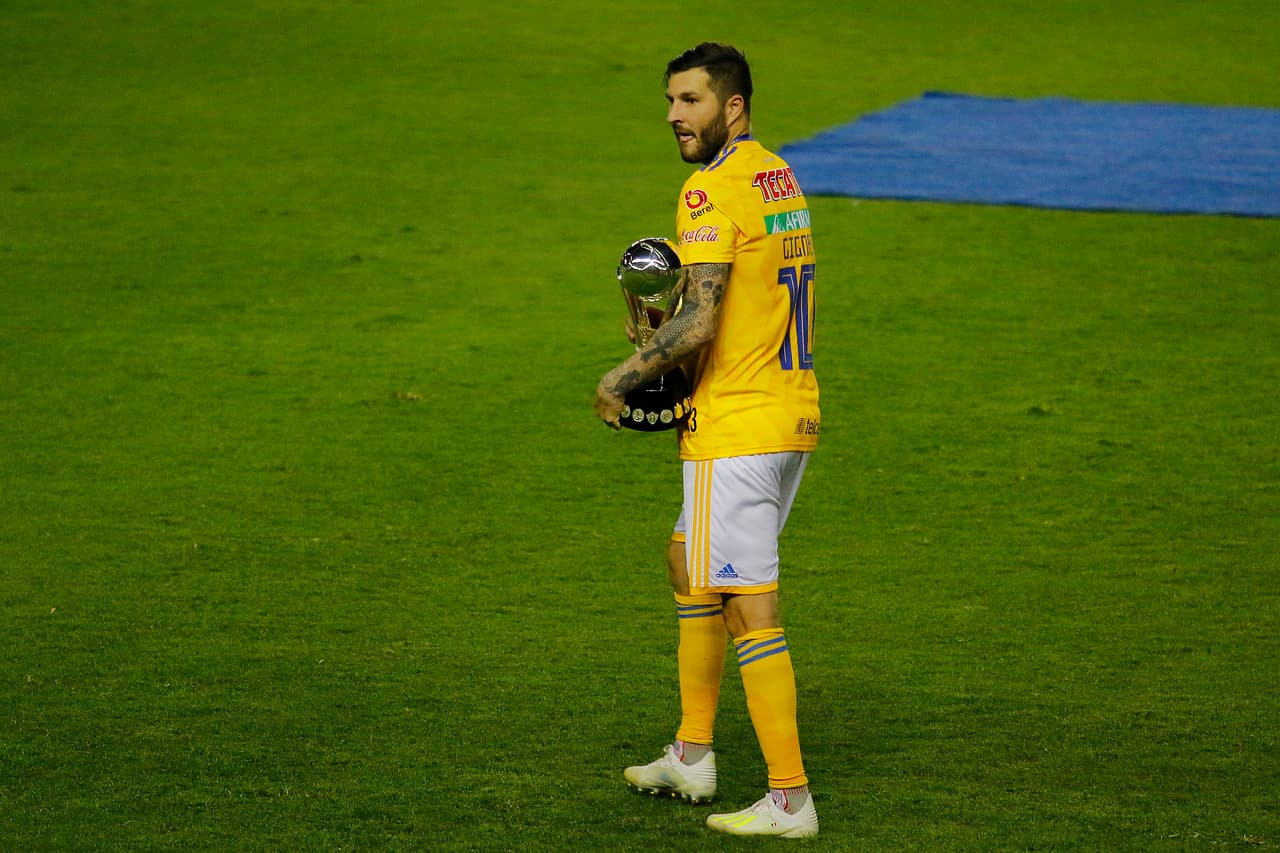 ¡Tigres se proclama Campeón del fútbol mexicano! Los felinos regiomontanos cosecharon su séptimo título de la Liga MX y se cuelan, aunque muchos se sigan negando a aceptarlo, entre los grandes del balompié azteca. Luego de superar en una Final de un solo gol a los Esmeraldas del León, así se dieron los festejos de los Tigres en patio ajeno, imágenes para el recuerdo y que hay que darse un tiempo para echarles un ojo, sobre todo la fiel afición de los felinos regios.