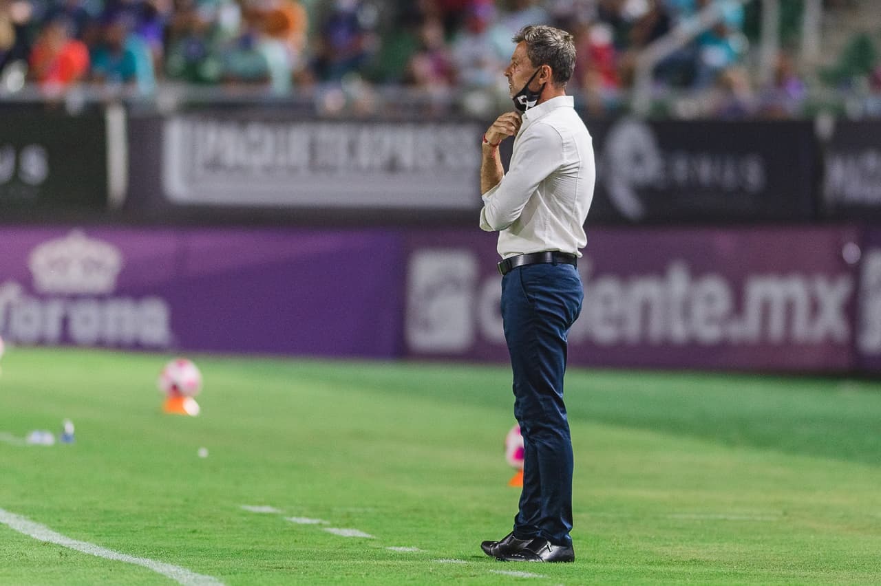 Al 16', Atlas se quedaba con uno menos tras la roja directa a Luis Reyes, quien se había salvado de la amarilla en la falta que dio origen al penal de Mazatlán.
