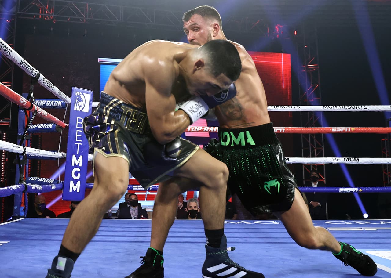 Lomachenko castigaba más al hondureño y las cuerdas del ring ya jugaban un papel importante.