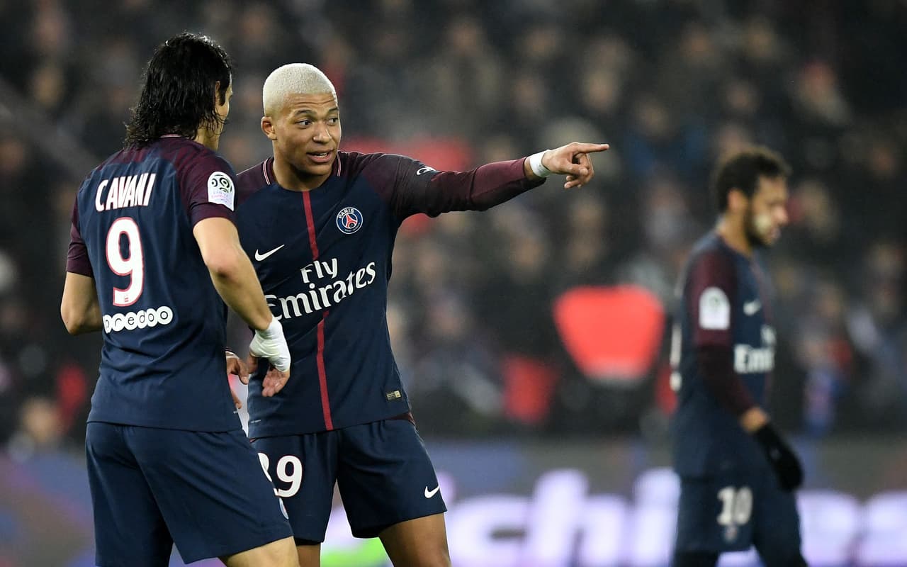 El juego acabó así en la primera mitad y para la segunda Mbappé y Cavani ultimaban detalles en busca de ampliar la ventaja.