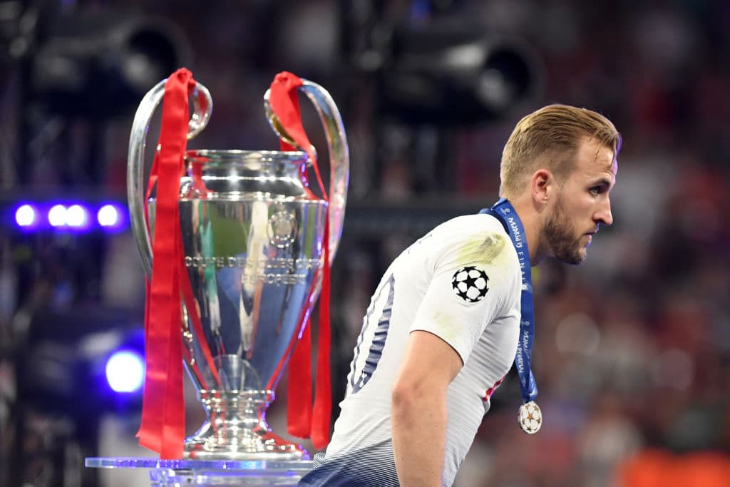 Harry Kane pasó desapercibido en la Final y así fue al lado del trofeo de la Champions.