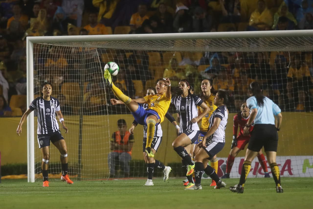 Tigres estuvo cerca de anotar en la primera etapa, el esfuerzo de Karen Luna (centro) pudo ser el primero de la noche.
