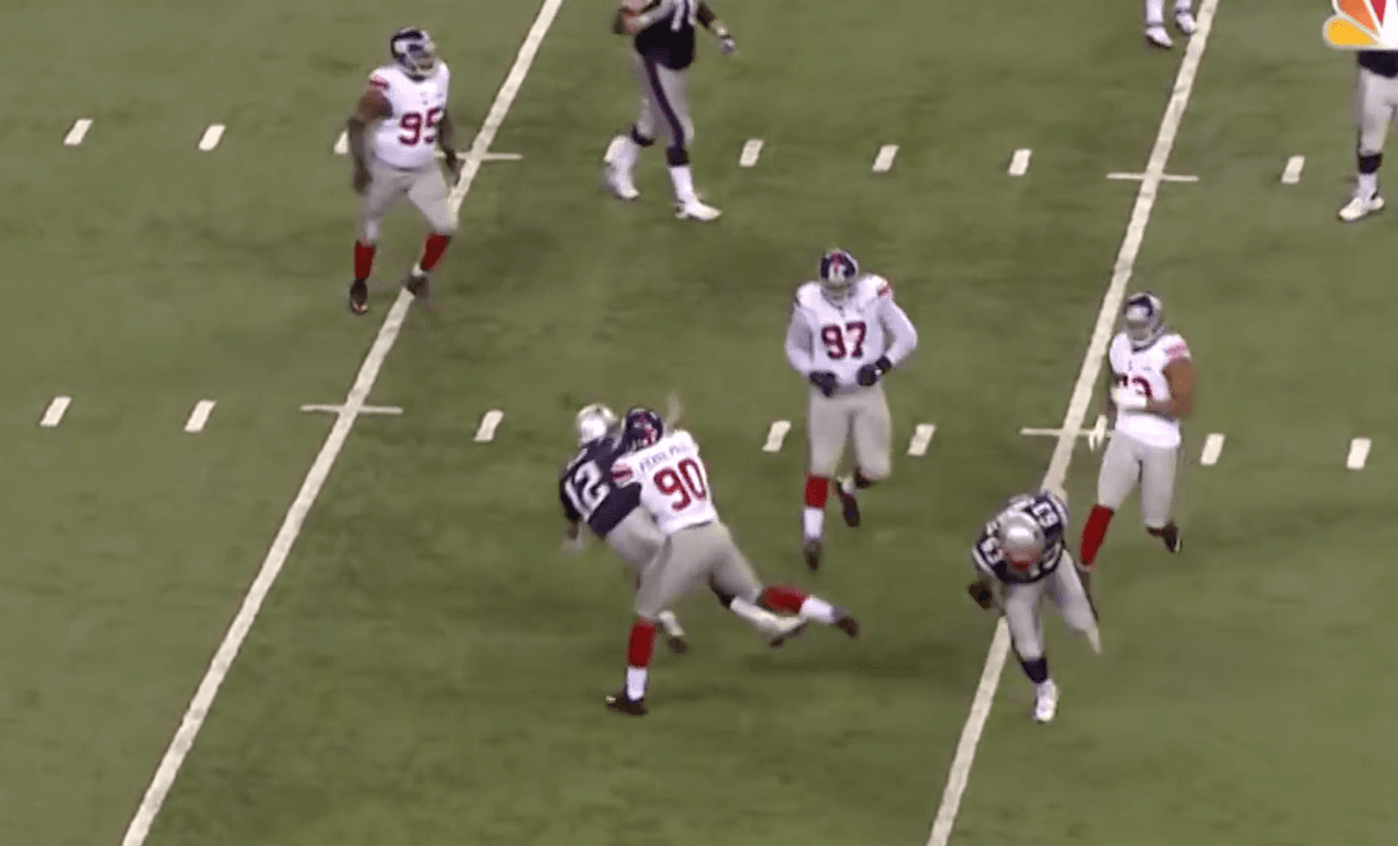 Brady buscaba profundo a Rob Gronkowski pero la presión de JPP obliga al QB de los Patriots a lanzar precipitado.