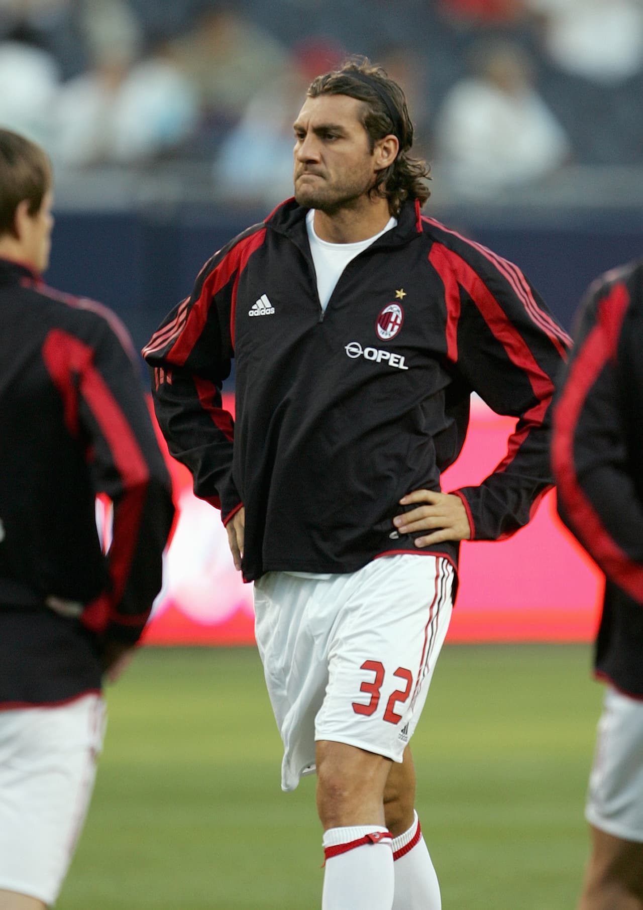 Para el año 2005 pasó del Inter al Milan pero solo estvo seis meses sin poder demostrar el jugador que era.