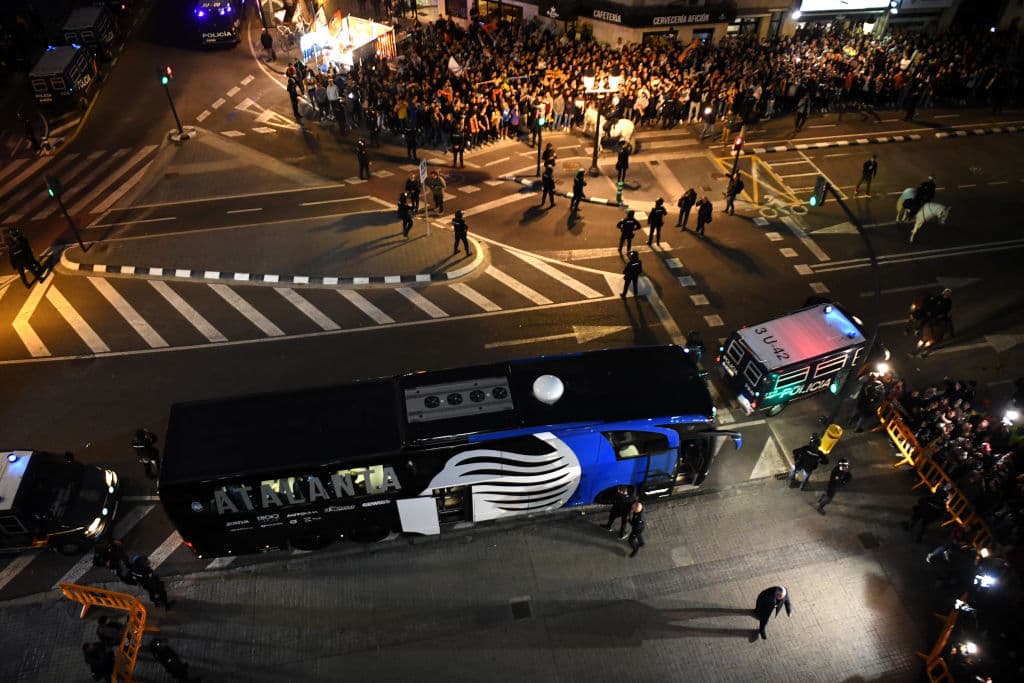 Así llegó el autobús del Atalanta, rodeado de la afición del Valencia que acudió al estadio.