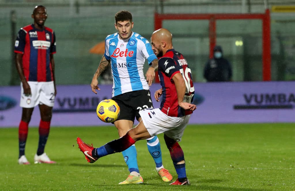 El Napoli golea al Crotone 4-0. El mexicano 'Chucky' Lozano aportó a la goleada con un tanto para su escuadra, los otros goles cayeron por parte de Lorenzo Insigne, Diego Demme y Andrea Petarga, durante la sexta Jornada de la Serie A.
