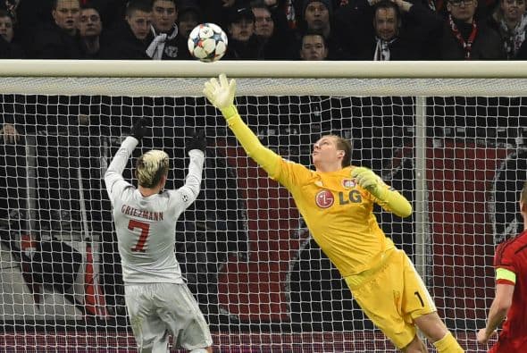 De las pocas llegadas a los arcos estuvo un remate de Turam que fue bien atajado por el arquero del Bayer.