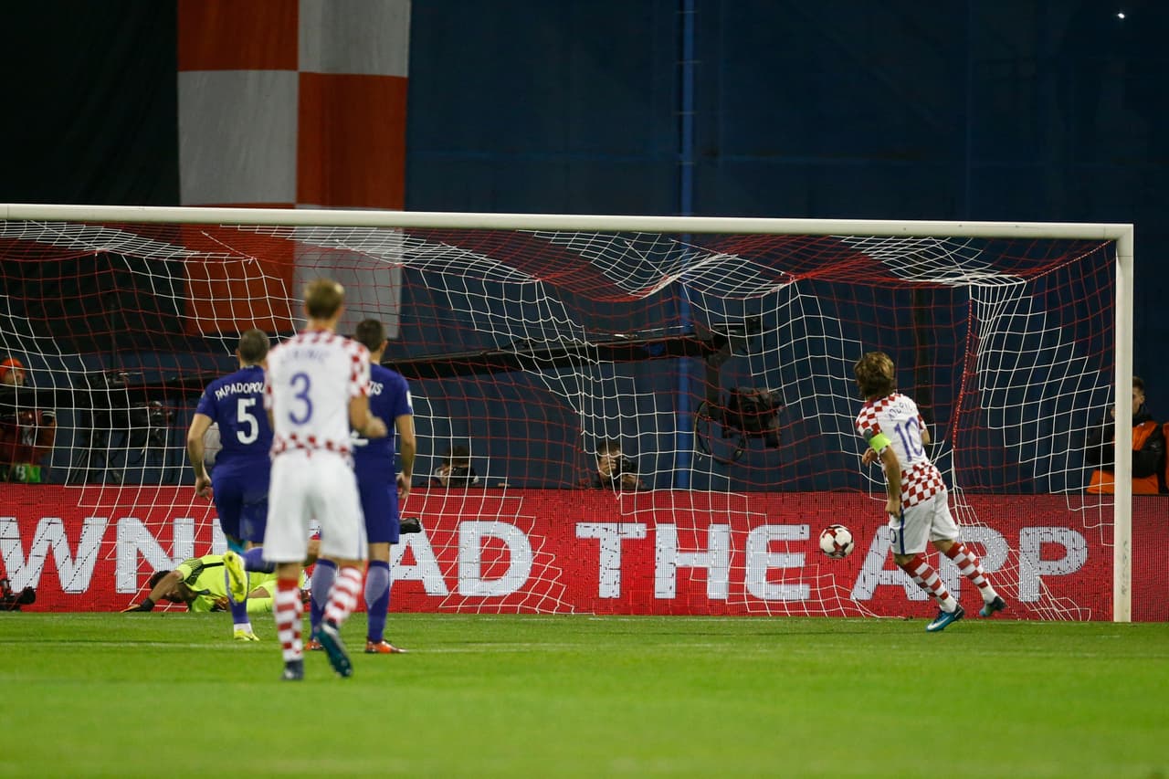 El mediocampista del Real Madrid, Modric, fue quien cobró desde los doce pasos para poner el 1-0 engañando al portero Karnezis, que recibió tarjeta amarilla.