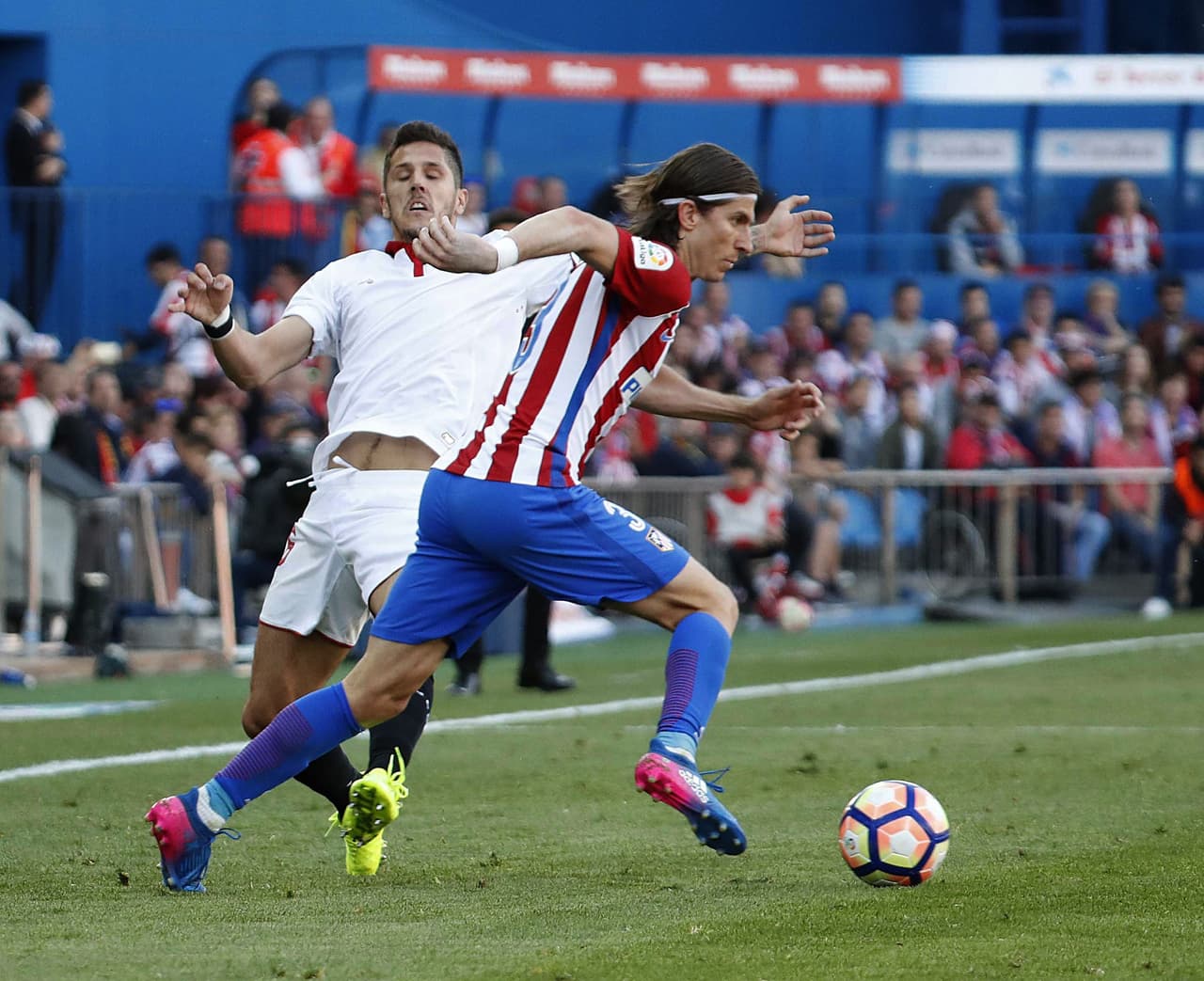 El partido correspondiente a la vigésimo octava jornada de LaLiga Santander, se disputó en el estadio Vicente Calderón ante unos 55.000 espectadores.