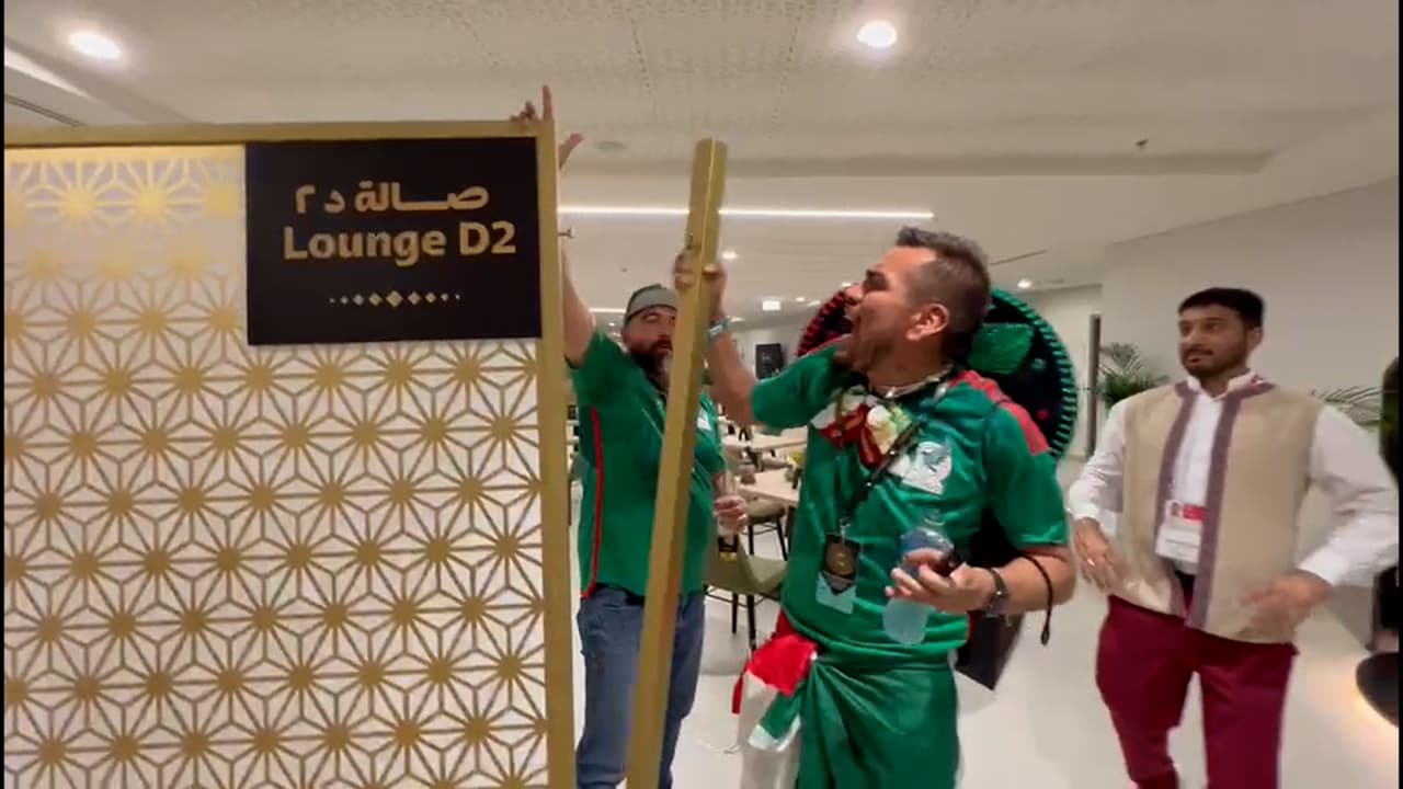 ¡Rompen una mampara! Mexicanos se descontrolan en el Hospitality