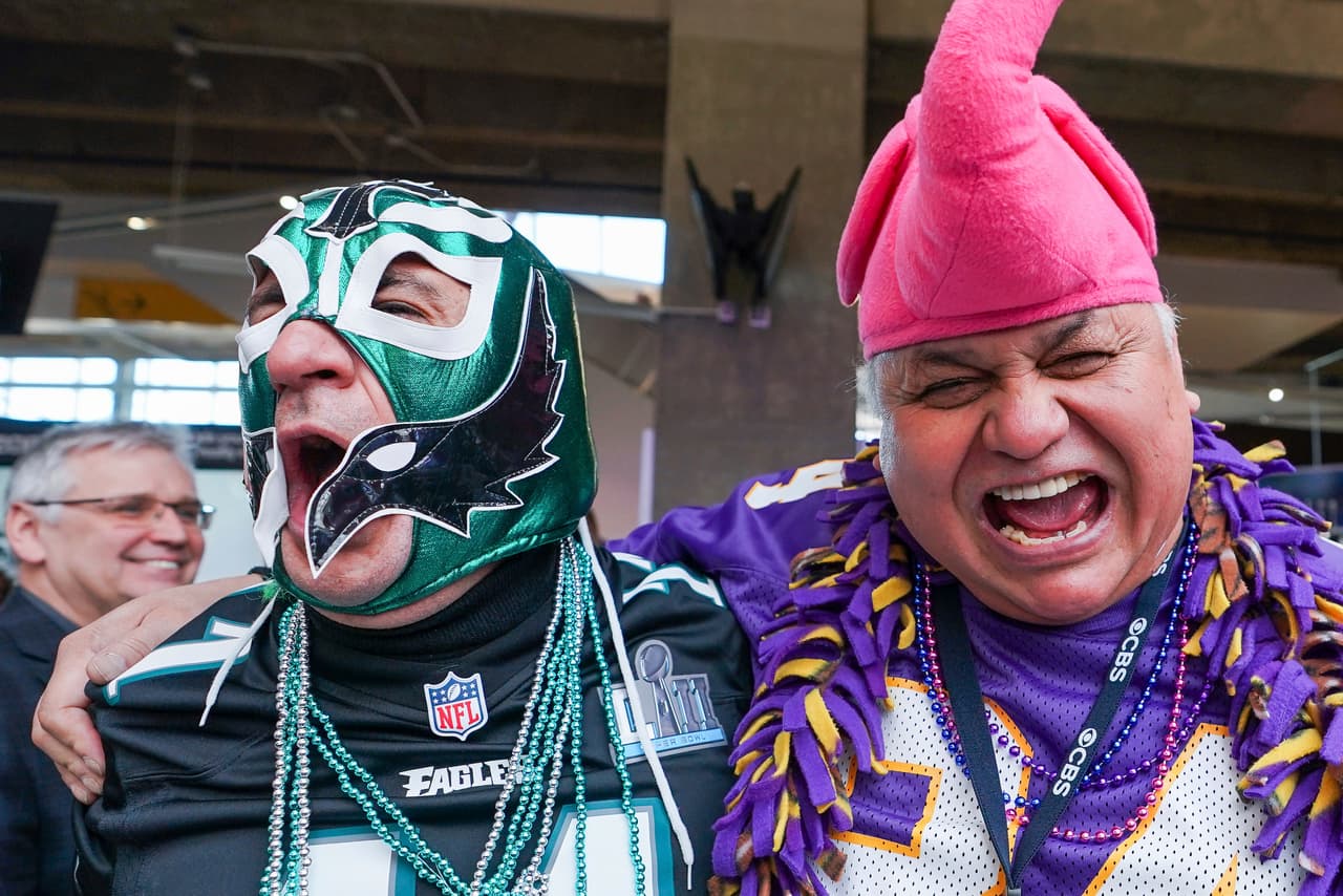 ¡Todo listo en el U.S. Bank Stadium para el Super Bowl LII! Los Patriots y los Eagles jugarán por el título de la NFL y ni siquiera las bajas temperaturas reducen la pasión de los miles de aficionados que ya están en el estadio.