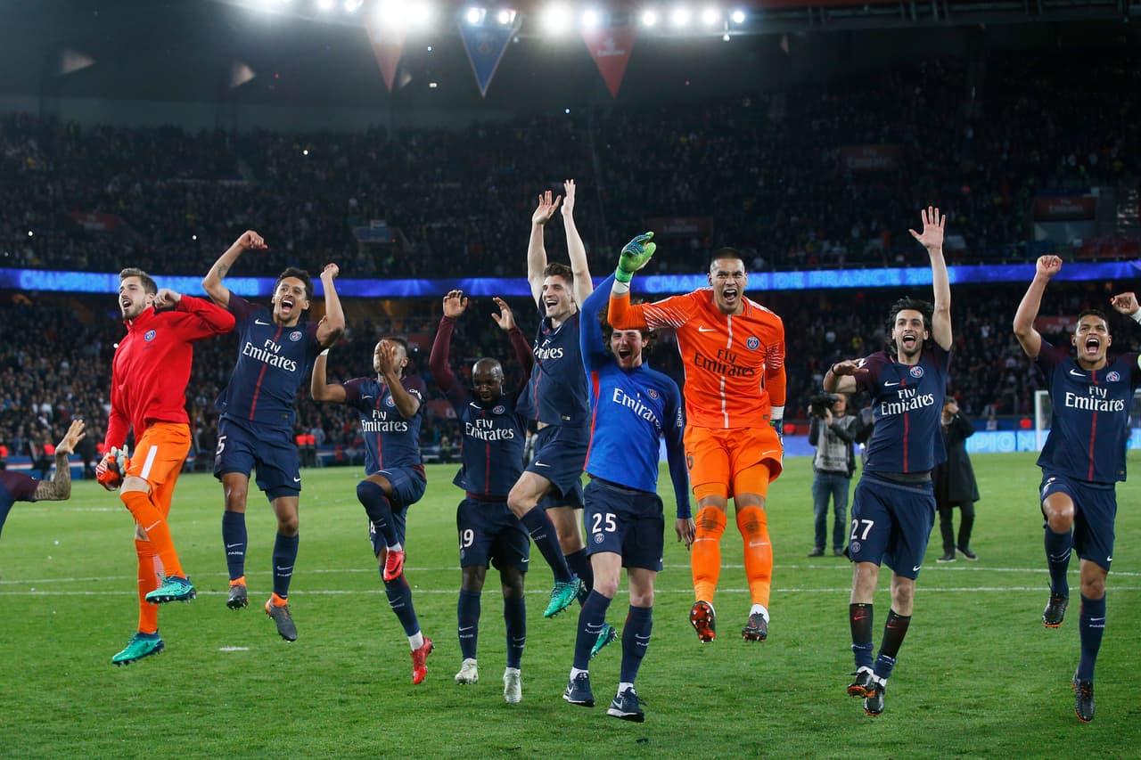 Los jugadores de PSG vivieron una gran fiesta luego de volver a ser campeones de la Liga de Francia tras goleada 7-1 contra Mónaco, su gran rival y anterior ganador. Así se celebra con todo.