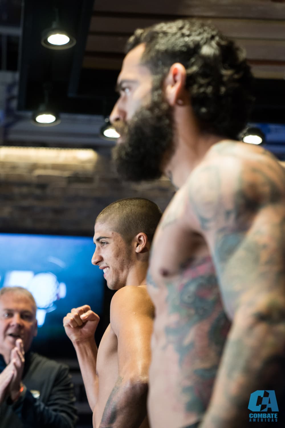 El Gimnasio de Nuevo León, Monterrey, vivió el inicio del Combate Américas II de este 2018 en el que la pelea antre Erik 'Goyito' Pérez y David 'DJ' Fuentes será la cereza de la noche. Los pesajes no tuvieron mayor sobresalto y ya está todo preparado para que en la noche del viernes los luchadores busquen la victoria.
