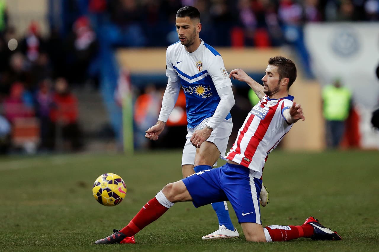 Con nueve años de carrera desde su debut en 2008, el jugador ha pasado por Real Madrid C, Atlético Ciudad, Betis B, Almería B, Real Jaen y Tenerife hasta sus participaciones en primera división con Almería, Granada y la última con Alavés.