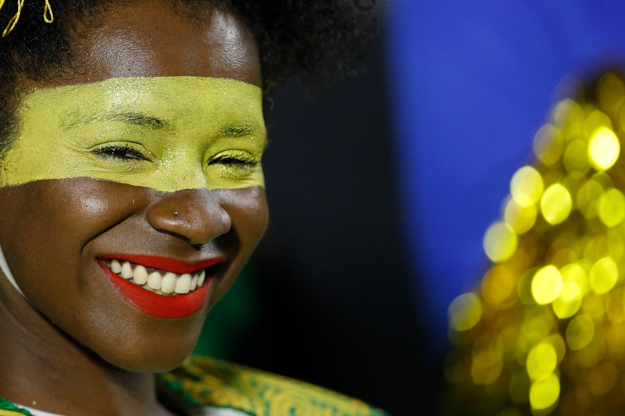 Con mucha alegría y colorido se alistan los participantes de la ceremonia inaugural de la Copa América este viernes en el Estadio Morumbí de San Pablo, Brasil.