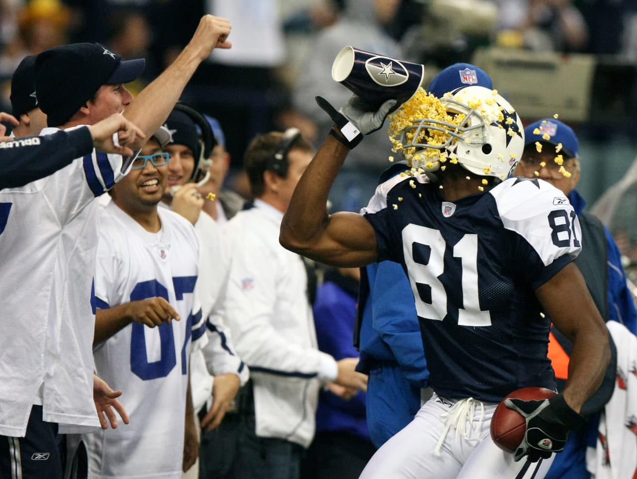 El receptor Terrell Owens (81) de Dallas Cowbows se tira palomitas de maíz en su cara en el partido contra Green Bay Packers. Año 2007.
