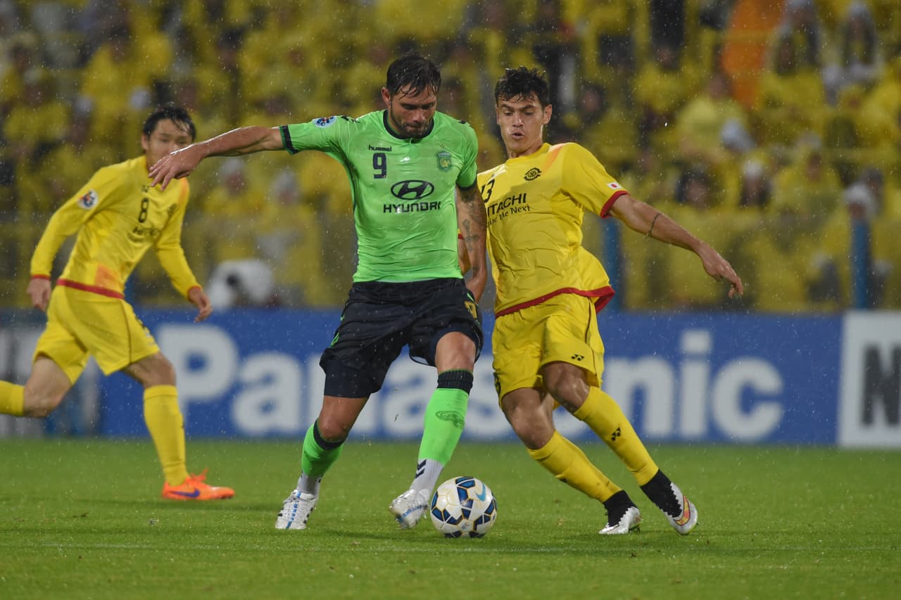 Eduardo Goncalves de Oliveira ha pasado por el fútbol amelán y turco durante su carrera y aunque hace poco tuvo un breve paso por el Hebei en China está de nuevo con el Jeonbuk en Corea.