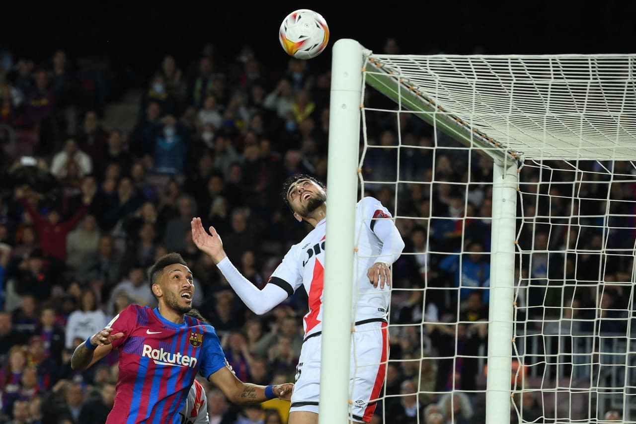 Un gol de Álvaro García al inicio del partido fue suficiente para el triunfo del Rayo Vallecano en Camp Nou ante el Barcelona que encamina el alirón del Real Madrid en LaLiga de España.