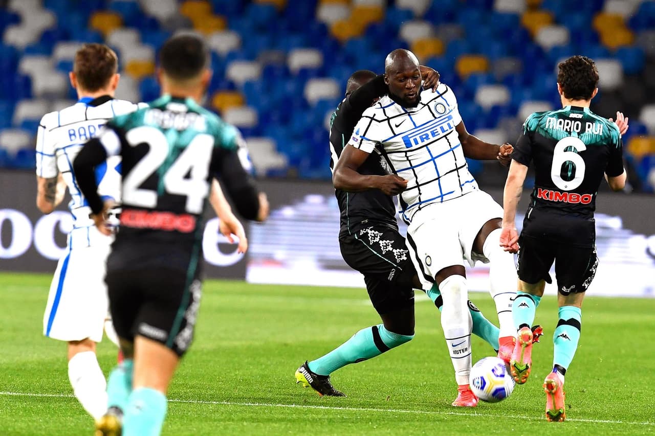 Inter y Napoli reparten puntos en el Estadio Diego Armando Maradona. Samir Handanovic marca un autogol al minuto 36 y pone a la escuadra de Gattuso un tanto arriba, pero es al minuto 55 cuando Christian Eriksen empata el marcador, durante la Jornada 31 en la Serie A. El mexicano Hirving Lozano se encuentra suspendido.