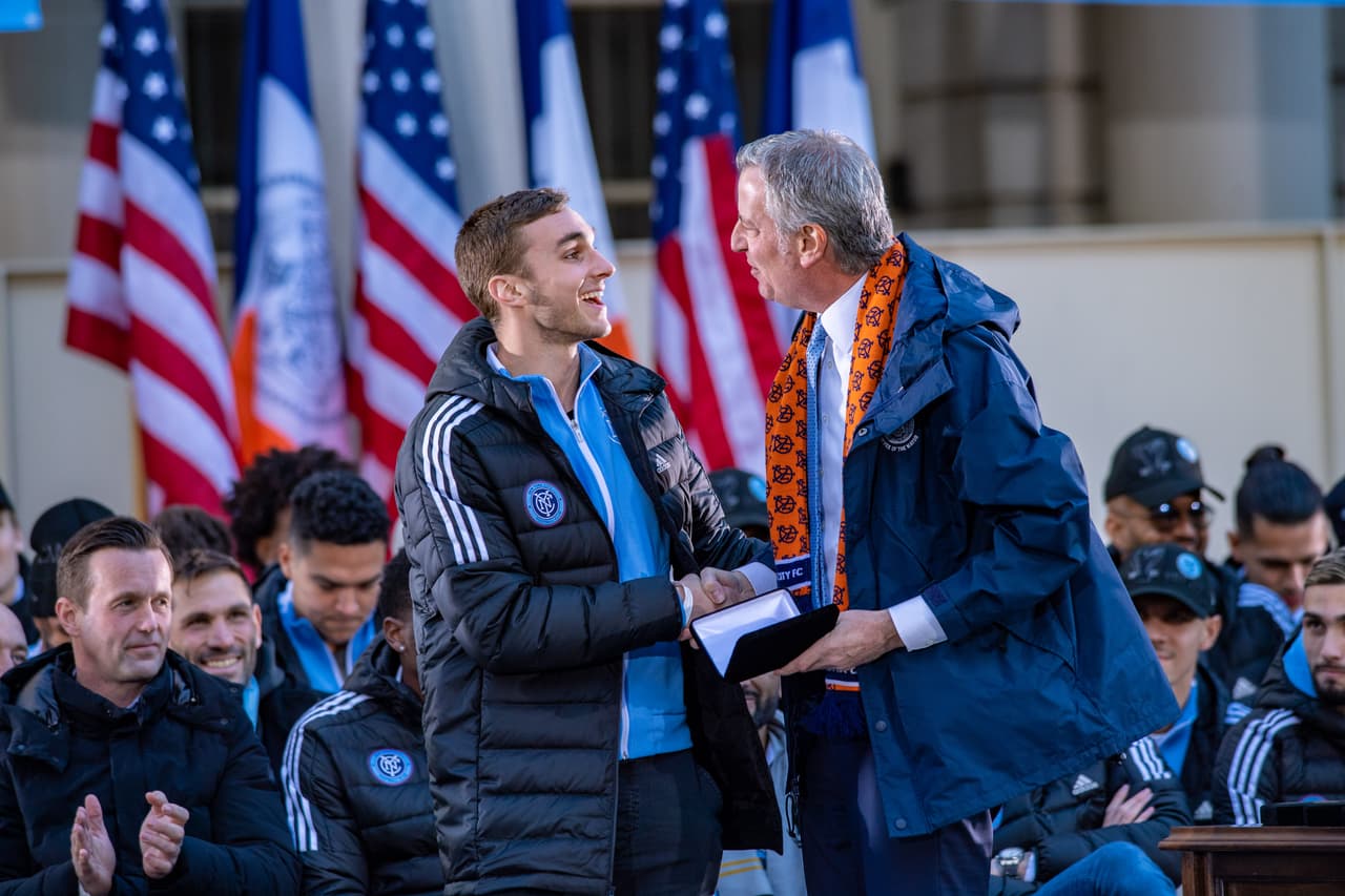 El alcalde Bill de Blasio entrega las Llaves de la Ciudad al volante James Sands.
<br>