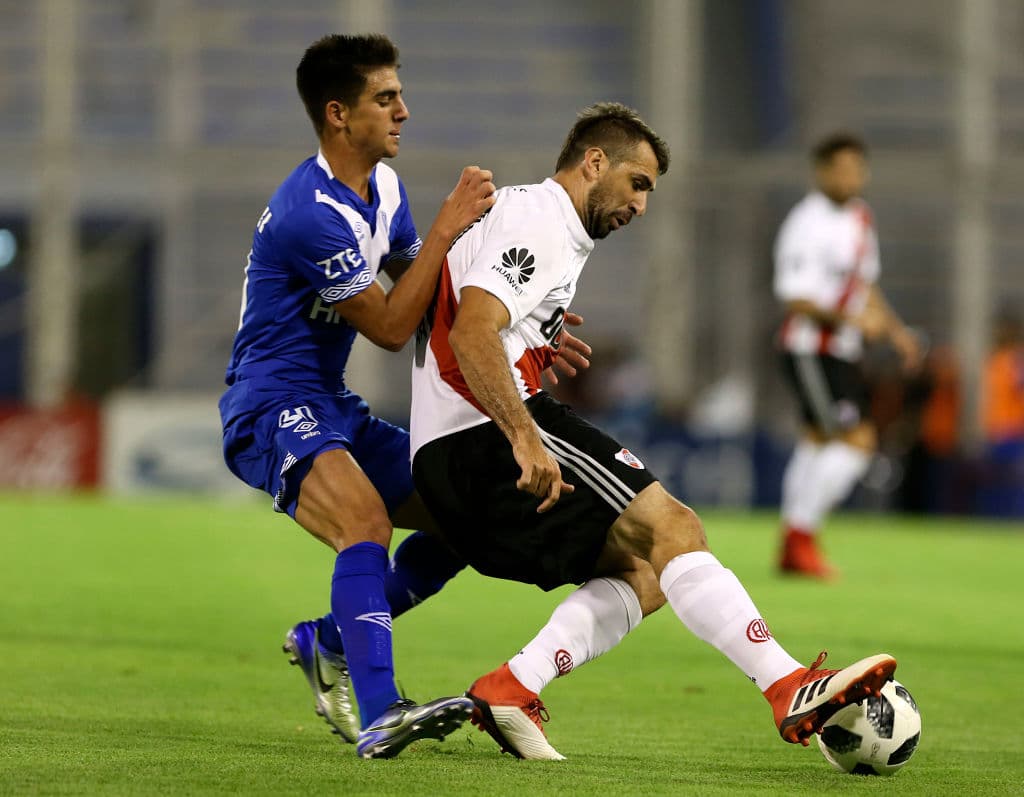 El mediocampista argentino del Vélez Sarsfield (izq) Santiago Cáseres, se rumora que podría dejar su club para irse fichado por el Villarreal en la Liga de España.